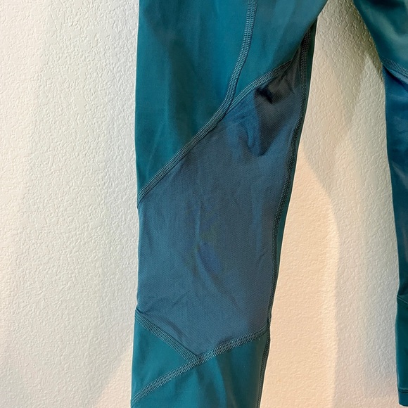 Lululemon mid rise cropped pant with mesh lining on back of pants leg- size 6 - Picture 3 of 5